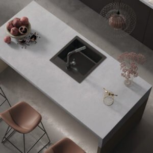 משטח למטבח POLOSTONE דגם BETON LIGHT בגימור משי