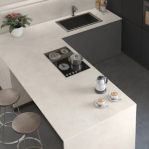 משטח למטבח POLOSTONE דגם BETON WHITE בגימור משי