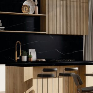 משטח למטבח POLOSTONE דגם CALACATTA BLACK בגימור מט