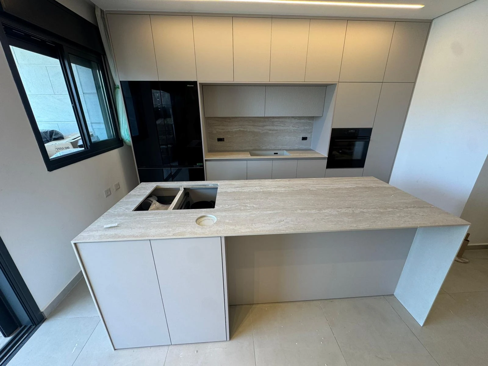 אי עם משטח TIVOLI WHITE 121 ASCALE מאט ודופן יורדת במטבח בהיר