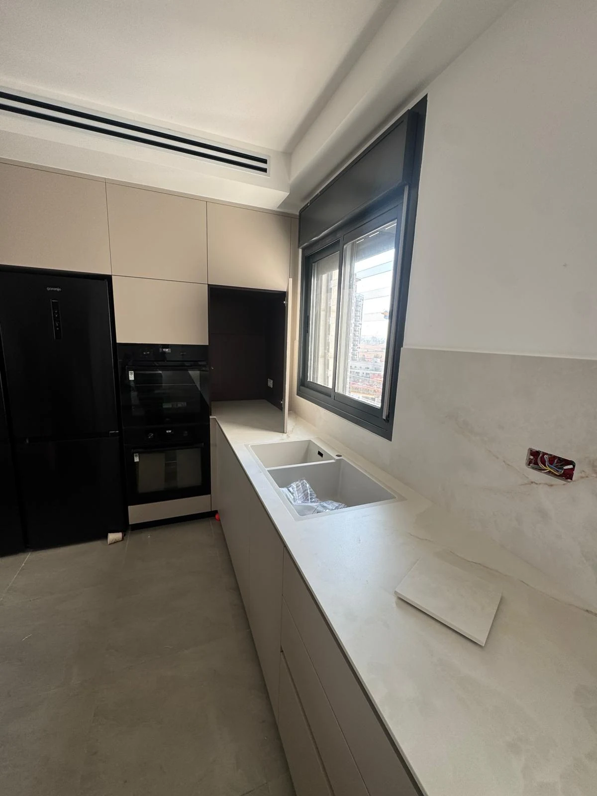 משטח Onice White 155 ASCALE עם חיפוי קיר תואם במטבח בהיר