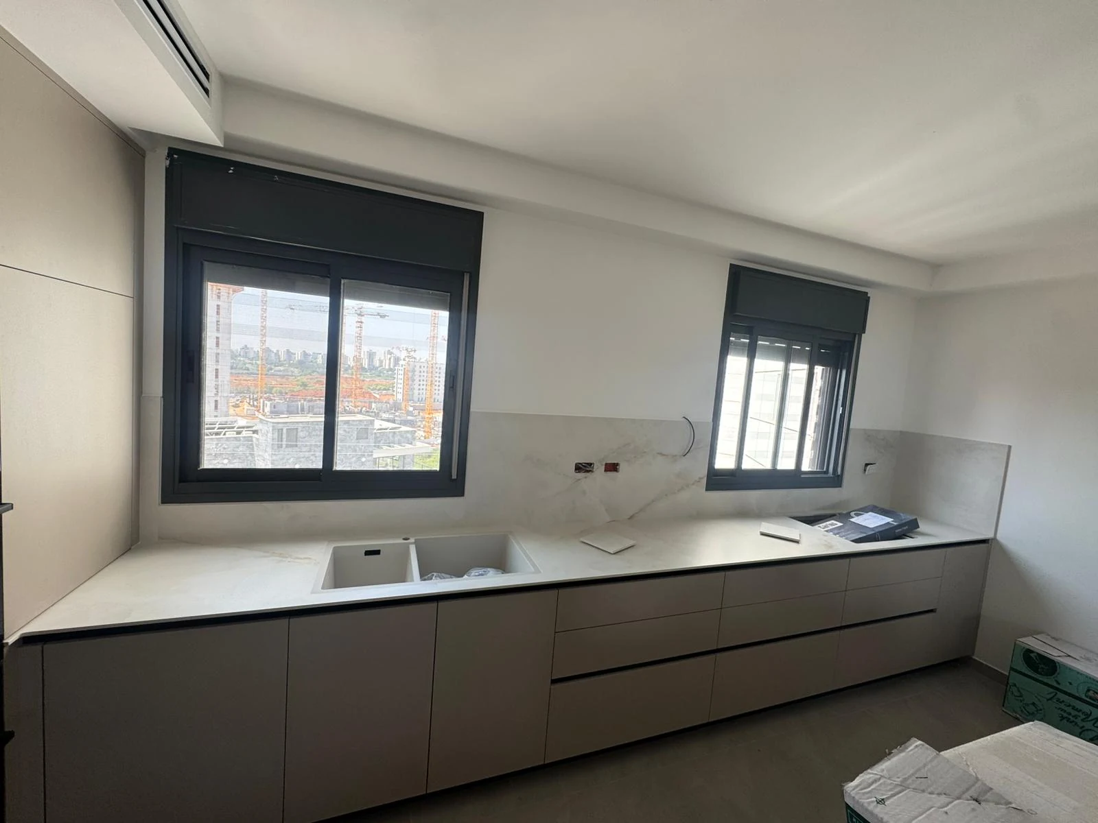 מטבח בהיר עם משטח Onice White 155 ASCALE, כיור לבן וחיפוי קיר תואם