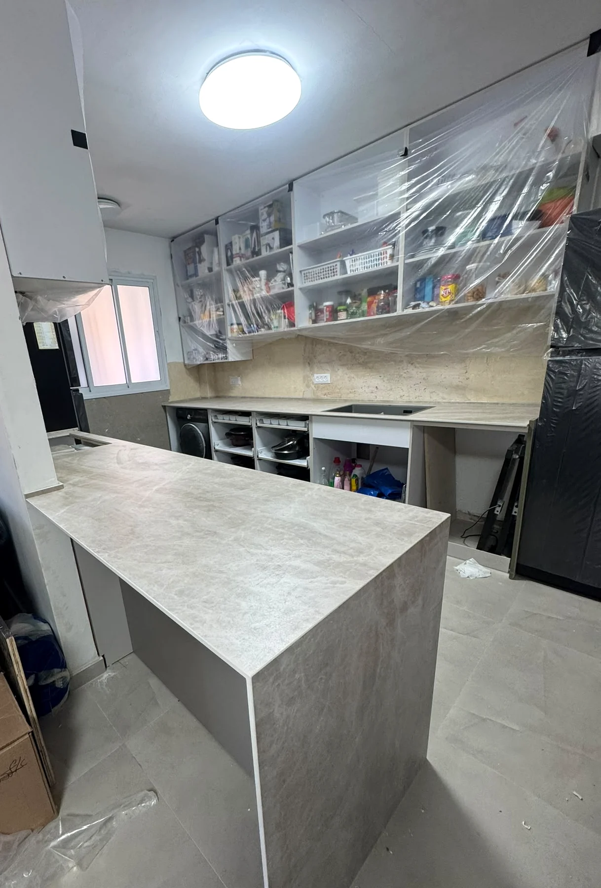 התקנת טאג' מאהל לייט של פולוסטון במשטח העבודה ובחצי האי במטבח באשדוד