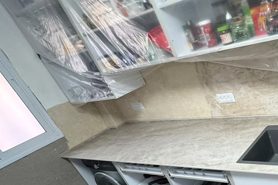 משטח העבודה במטבח עם טאג' מאהל לייט של פולוסטון וכיור כהה