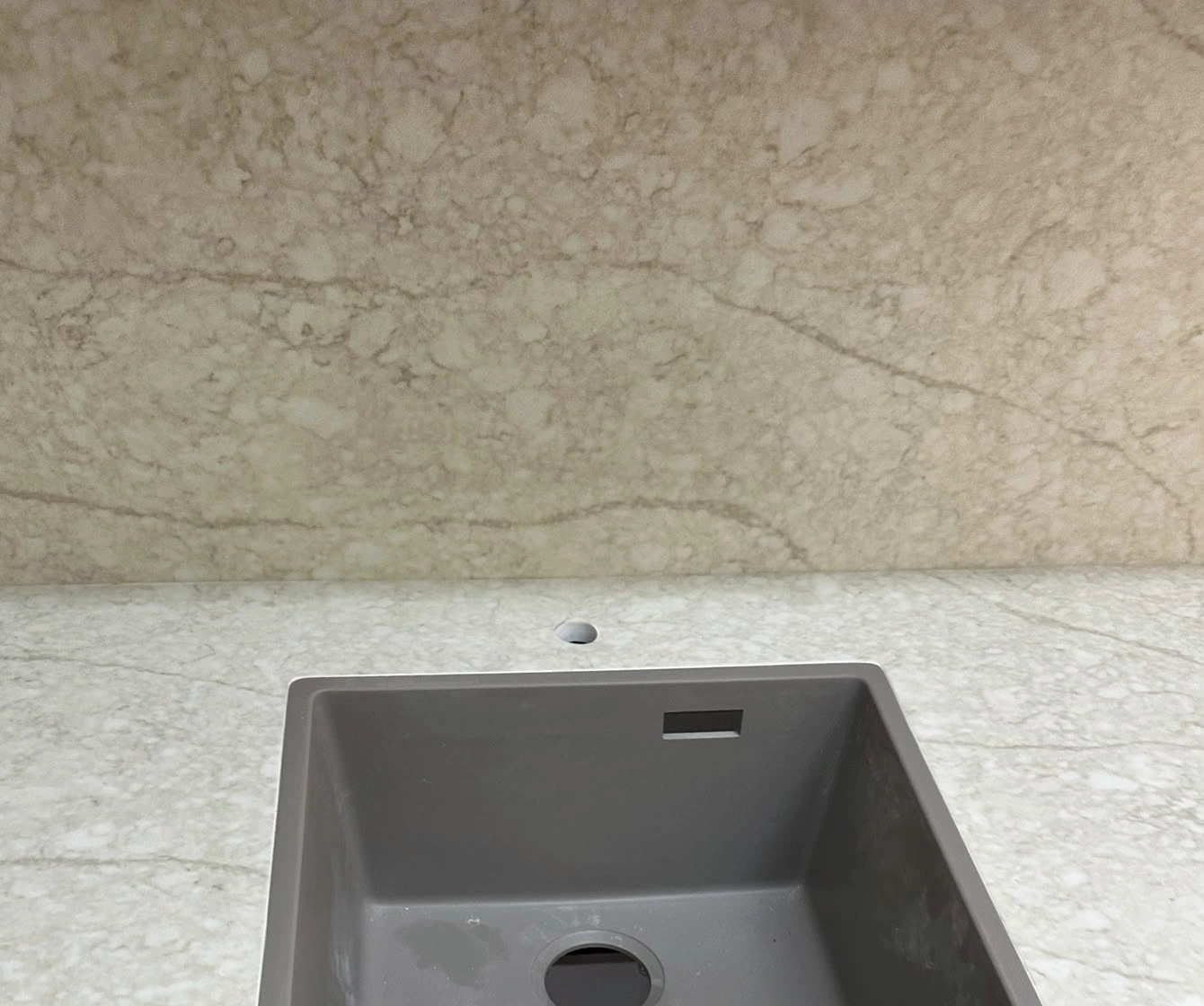 כיור אפור בתוך משטח ANOVA 5200 עם חיפוי קיר תואם