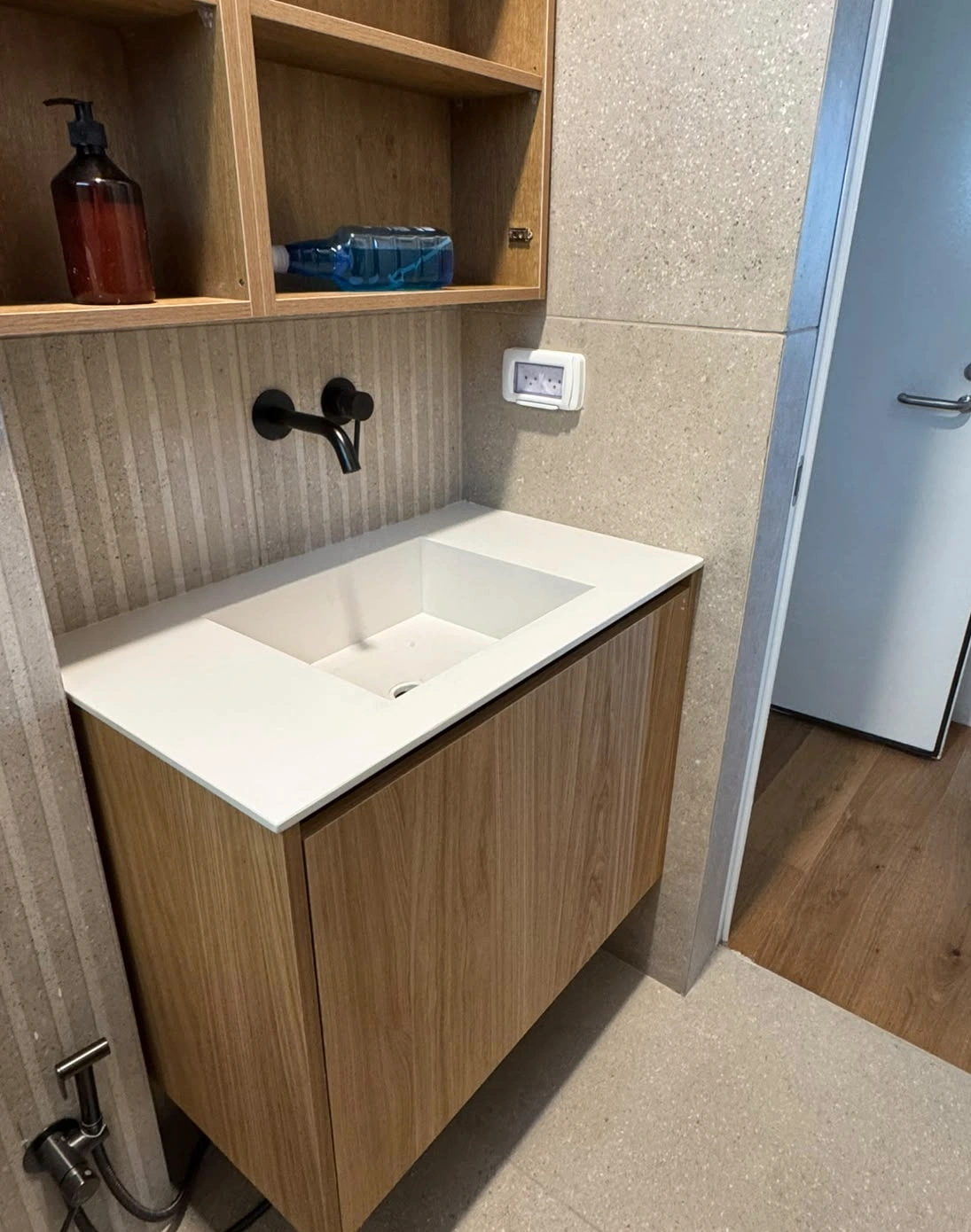 משטח אבן קיסר 110 Whitenna סביב כיור מלבני בחדר רחצה