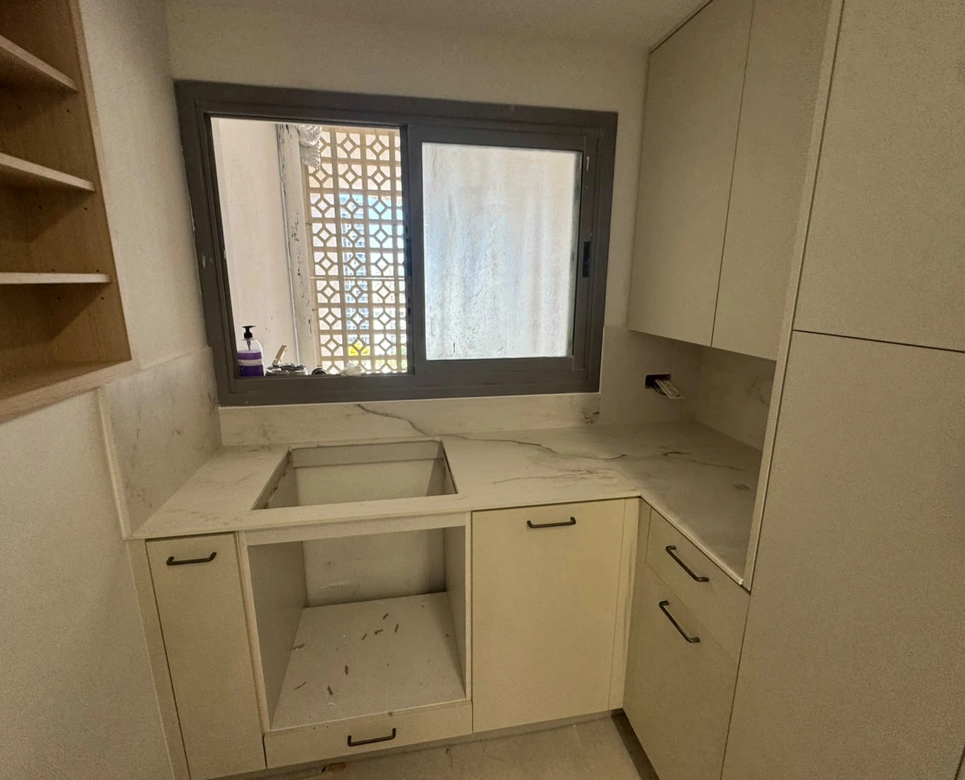 משטח פינתי אבן קיסר 903 Aisling White מתחת לחלון