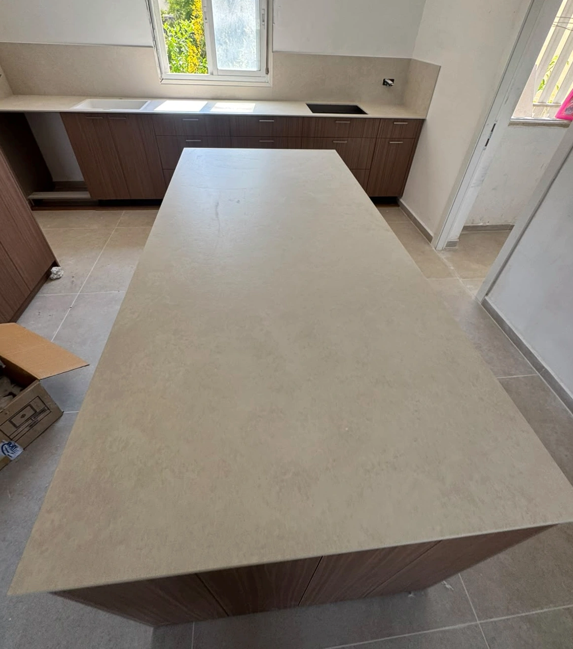 אי גדול עם משטח Chianca di Ostuni SE01 INFINITY במטבח במודיעין