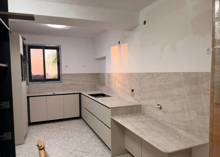 התקנת COVERLAM TAJMAHAL (קוברלם טאג׳ מאהל) במטבח עם חיפוי קיר ביכיני