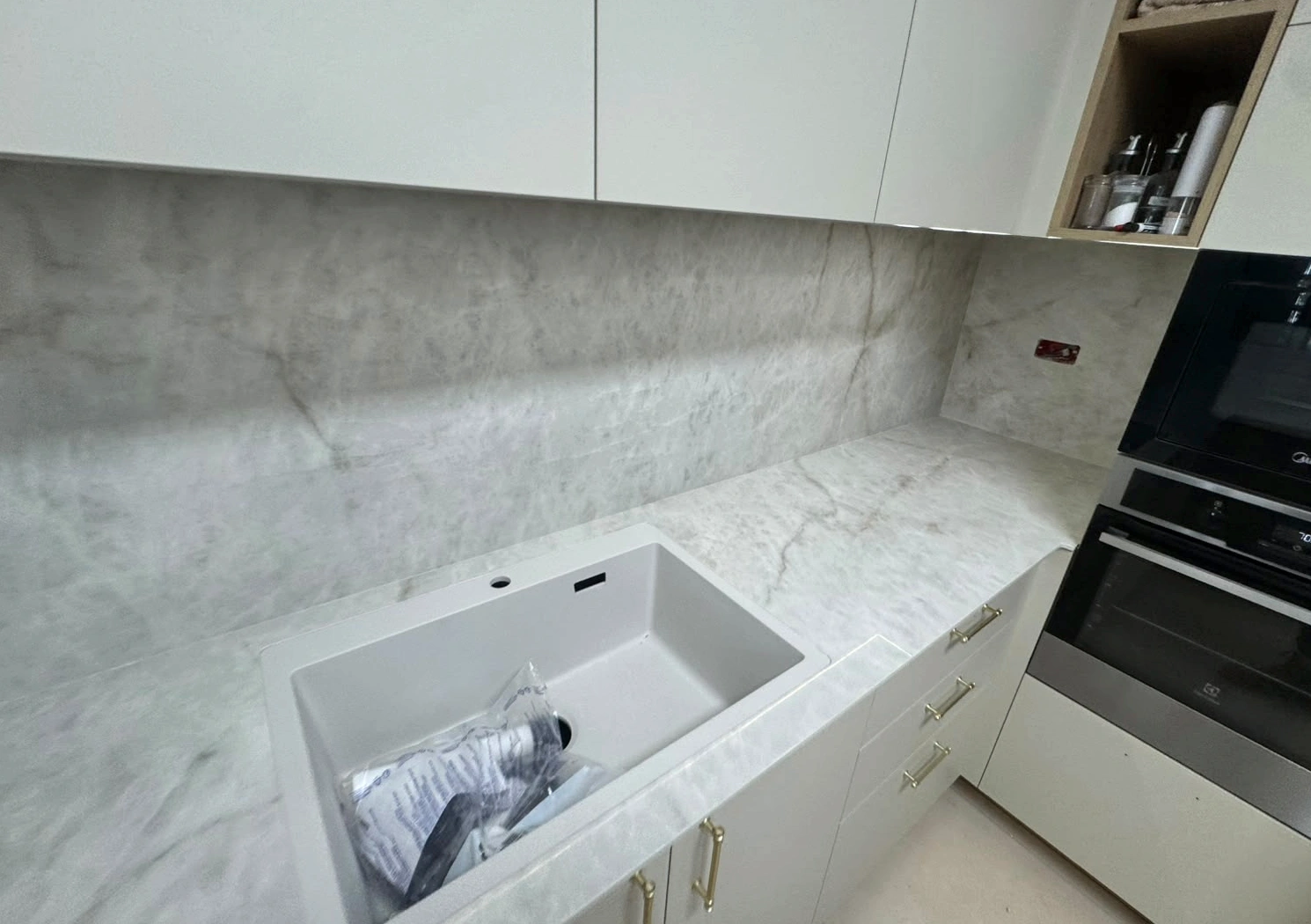 משטח כיור וחיפוי קיר Crystal Ice OC01 INFINITY לפאטו במטבח