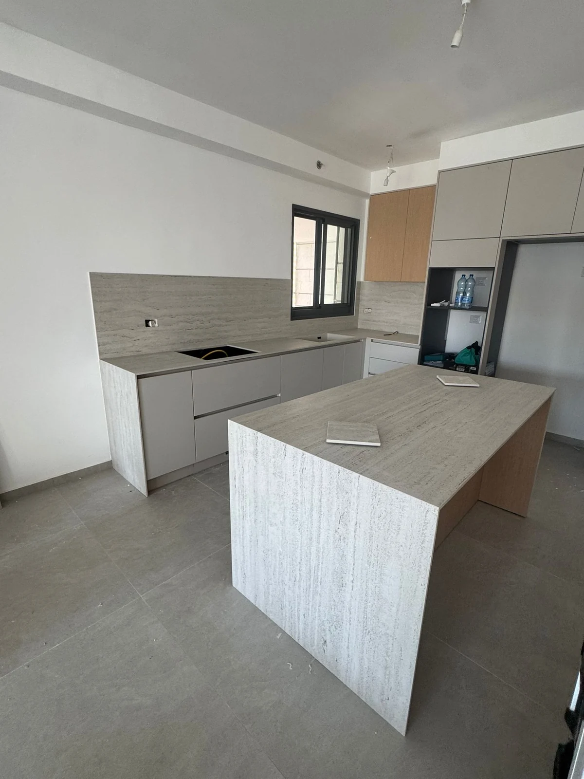 אי מרכזי עם דופן מחופה ומשטח DEKTON Tk06 Marmorio במטבח