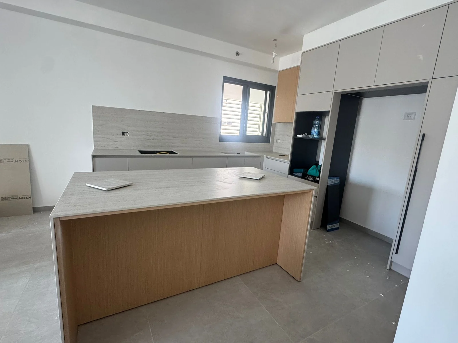 מבט רחב על האי והמטבח עם DEKTON Tk06 Marmorio בבאר שבע