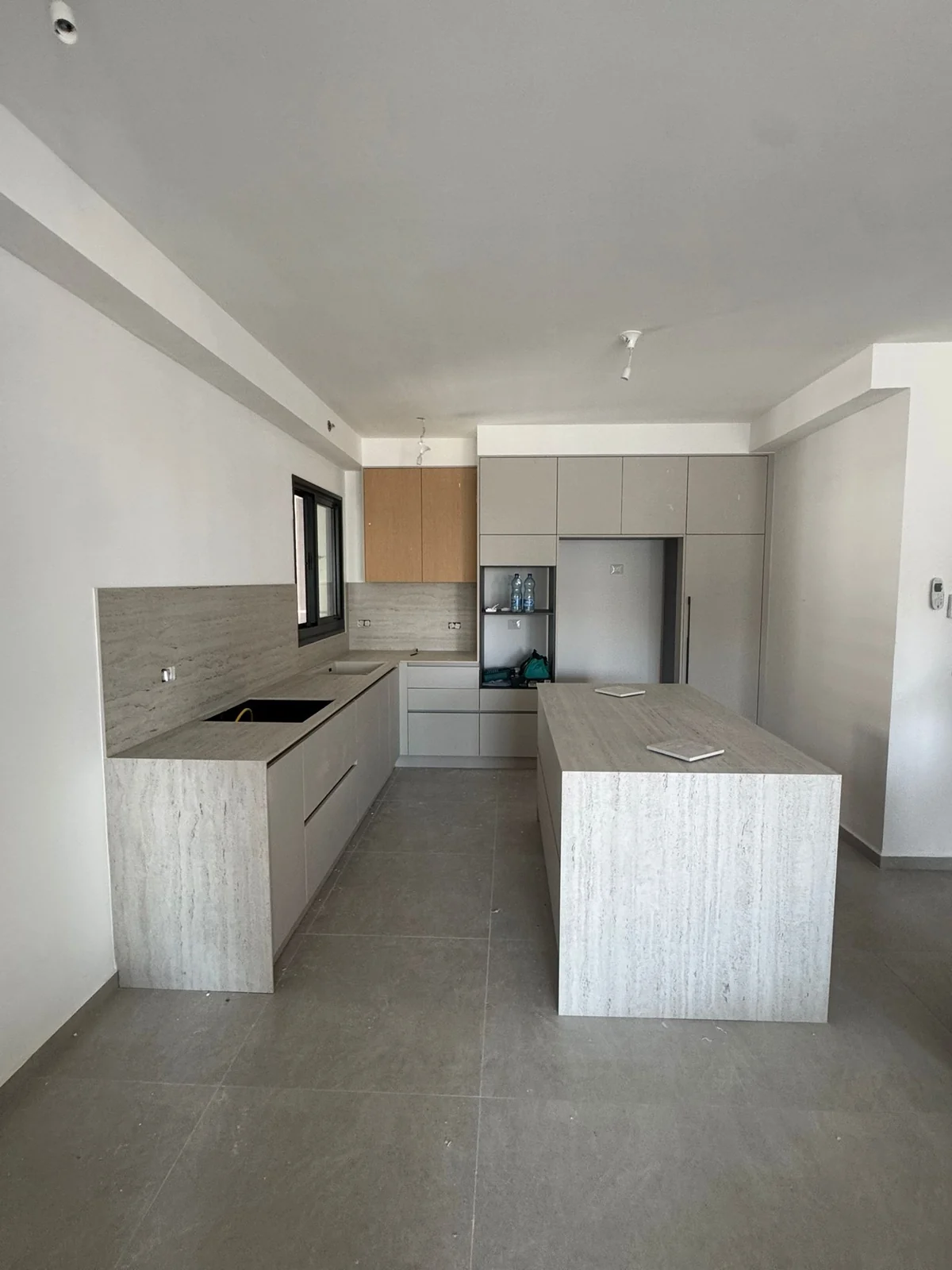מטבח בבאר שבע עם משטח DEKTON Tk06 Marmorio ואי מרכזי
