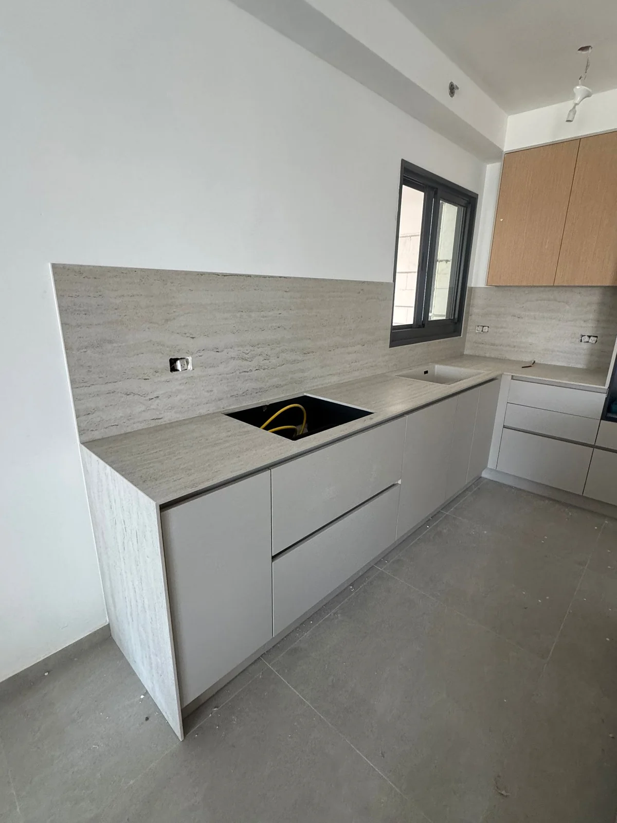 משטח עבודה וחיפוי קיר בדגם דקטון מרמוריו במטבח בבאר שבע