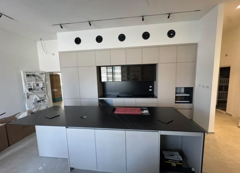 התקנת Black Wind NUOVO CORSO (בלאק ווינד נובו קורסו) במטבח עם אי בבאר שבע
