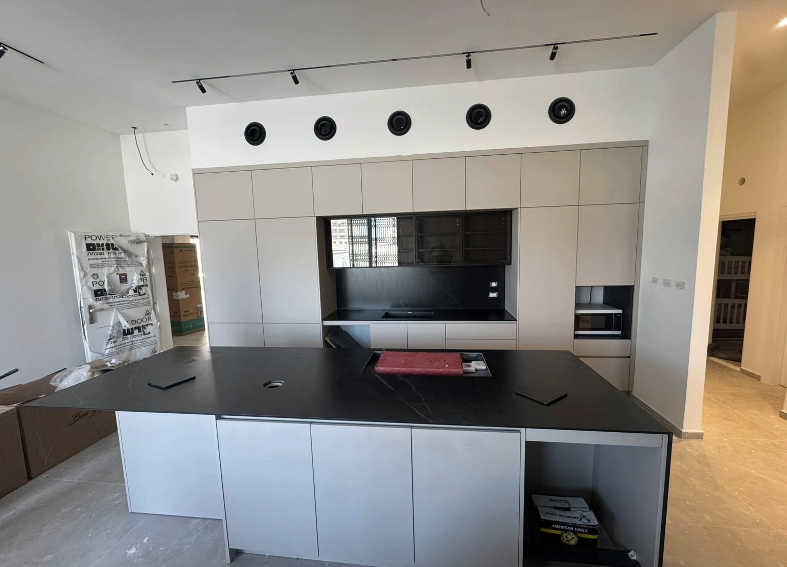 מטבח בבאר שבע עם Black Wind NUOVO CORSO, אי גדול ומשטח עבודה שחור תואם