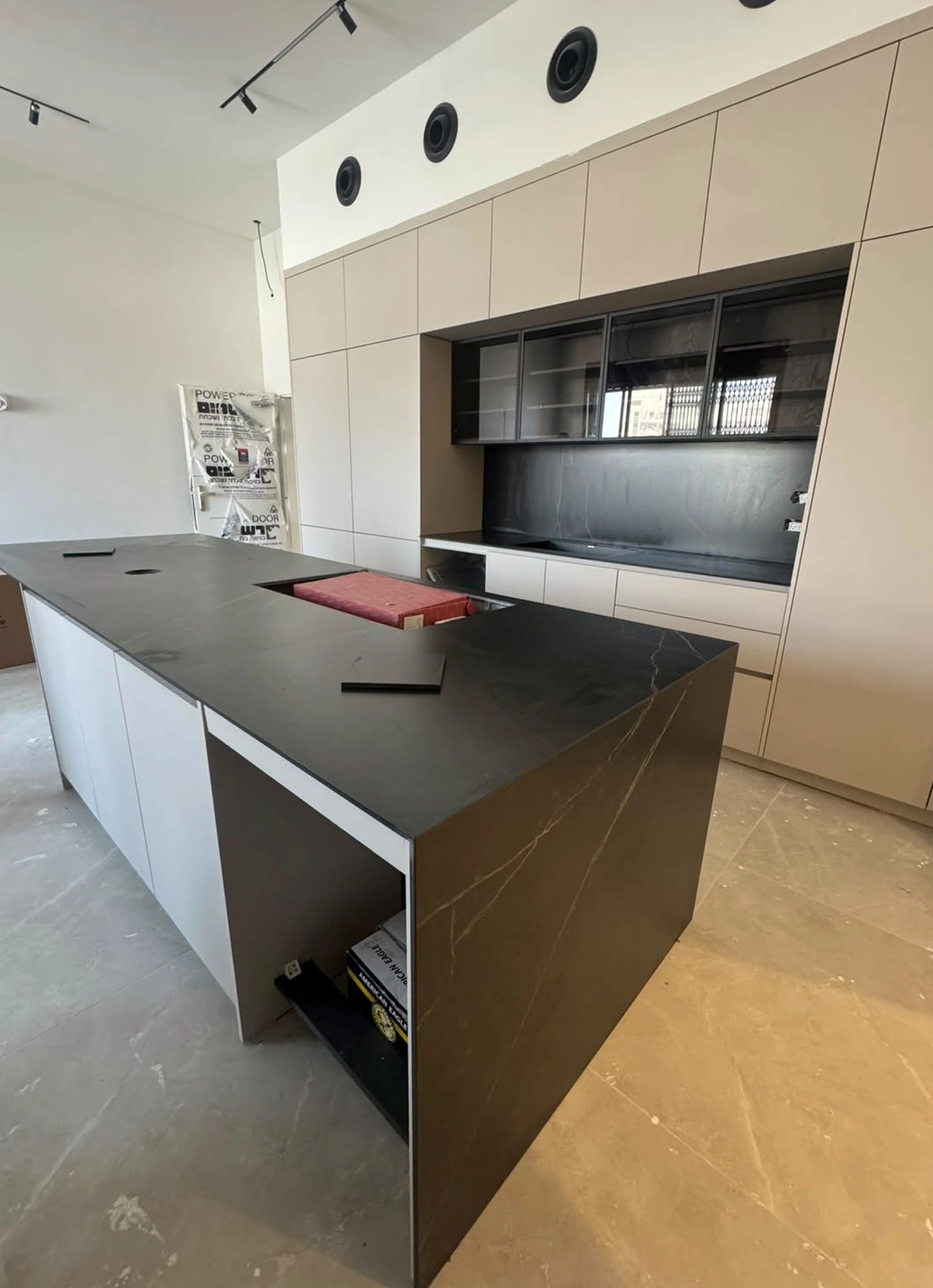 אי עם דופן יורדת בדגם Black Wind NUOVO CORSO