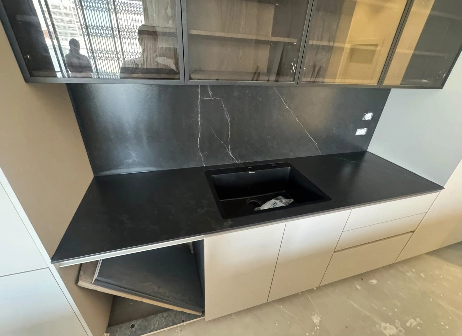 אזור עבודה אחורי עם Black Wind NUOVO CORSO וכיור שחור