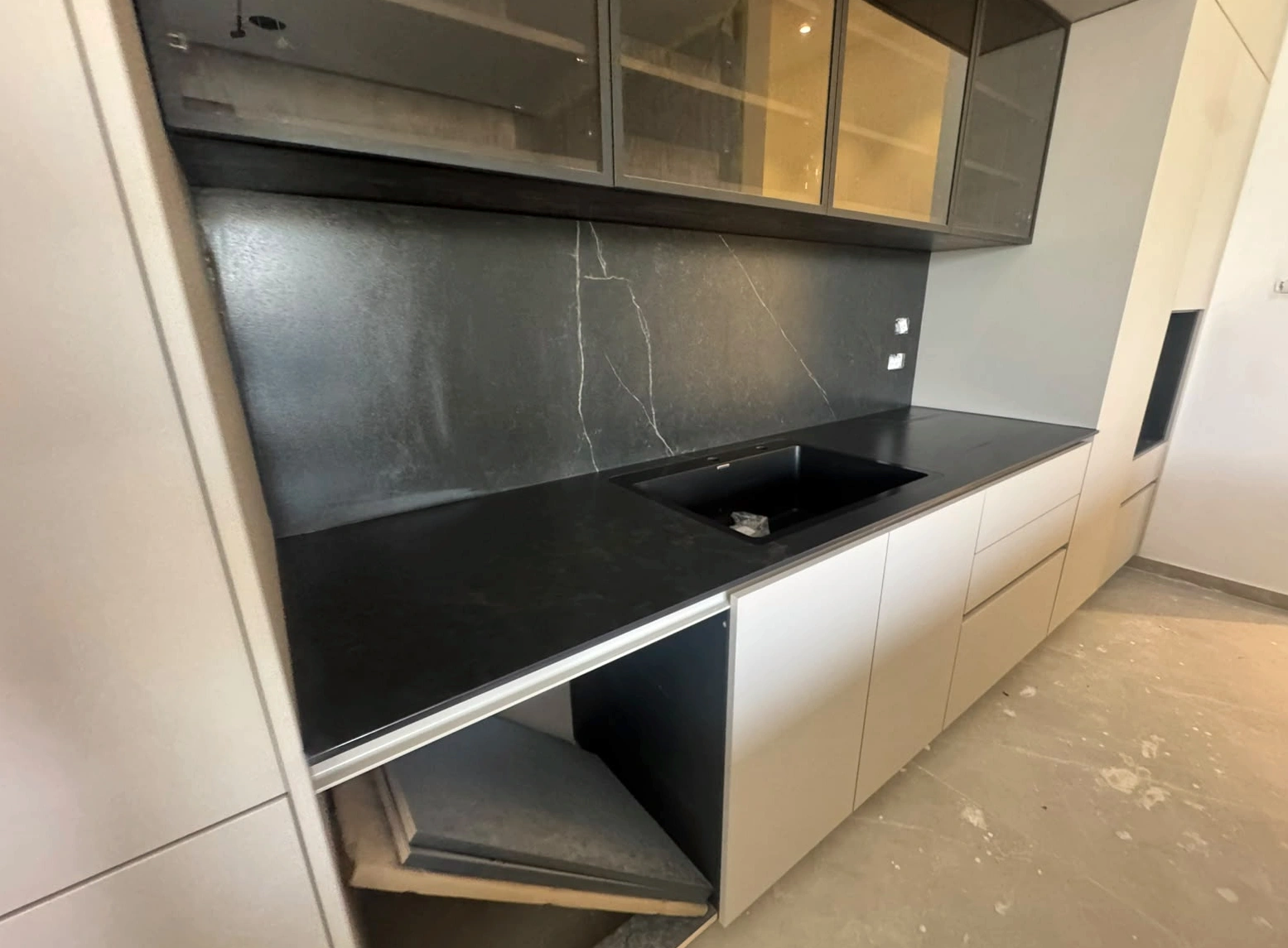 משטח כיור וחיפוי קיר Black Wind NUOVO CORSO במטבח