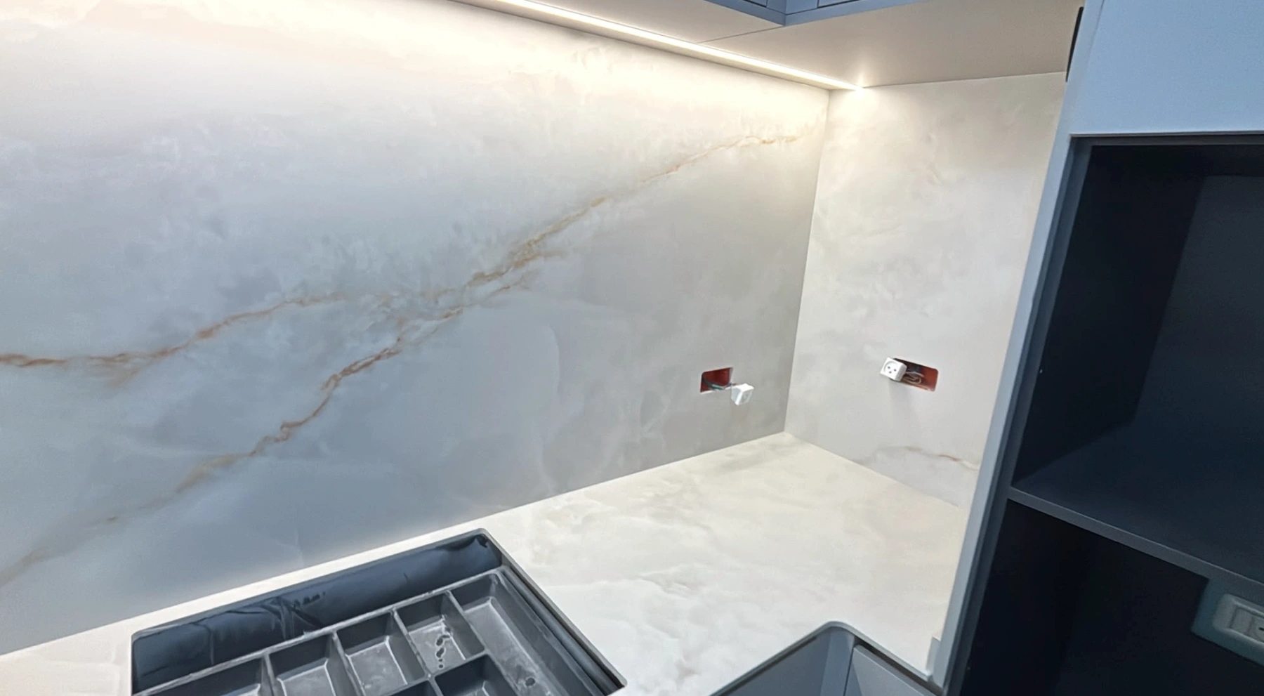פינת משטח עבודה עם Onice White 155 ASCALE וחיפוי קיר בגוון בהיר