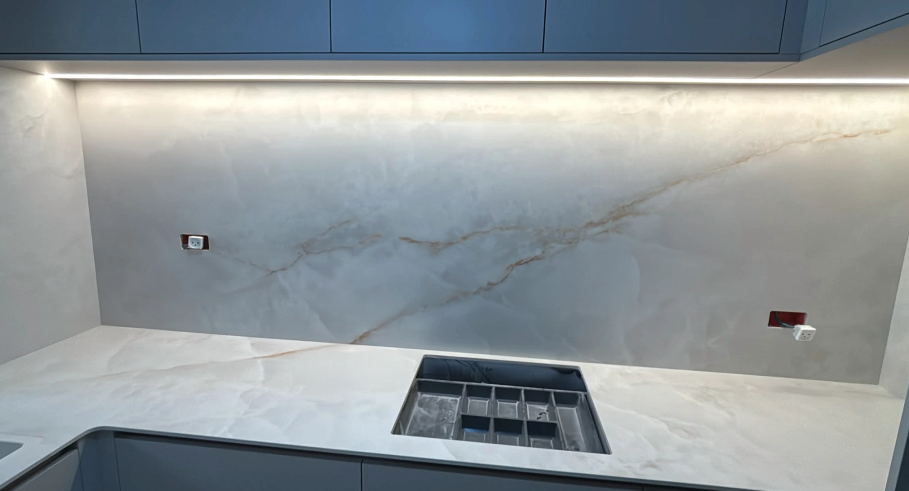 משטח עבודה וחיפוי קיר תואם בדגם Onice White 155 ASCALE