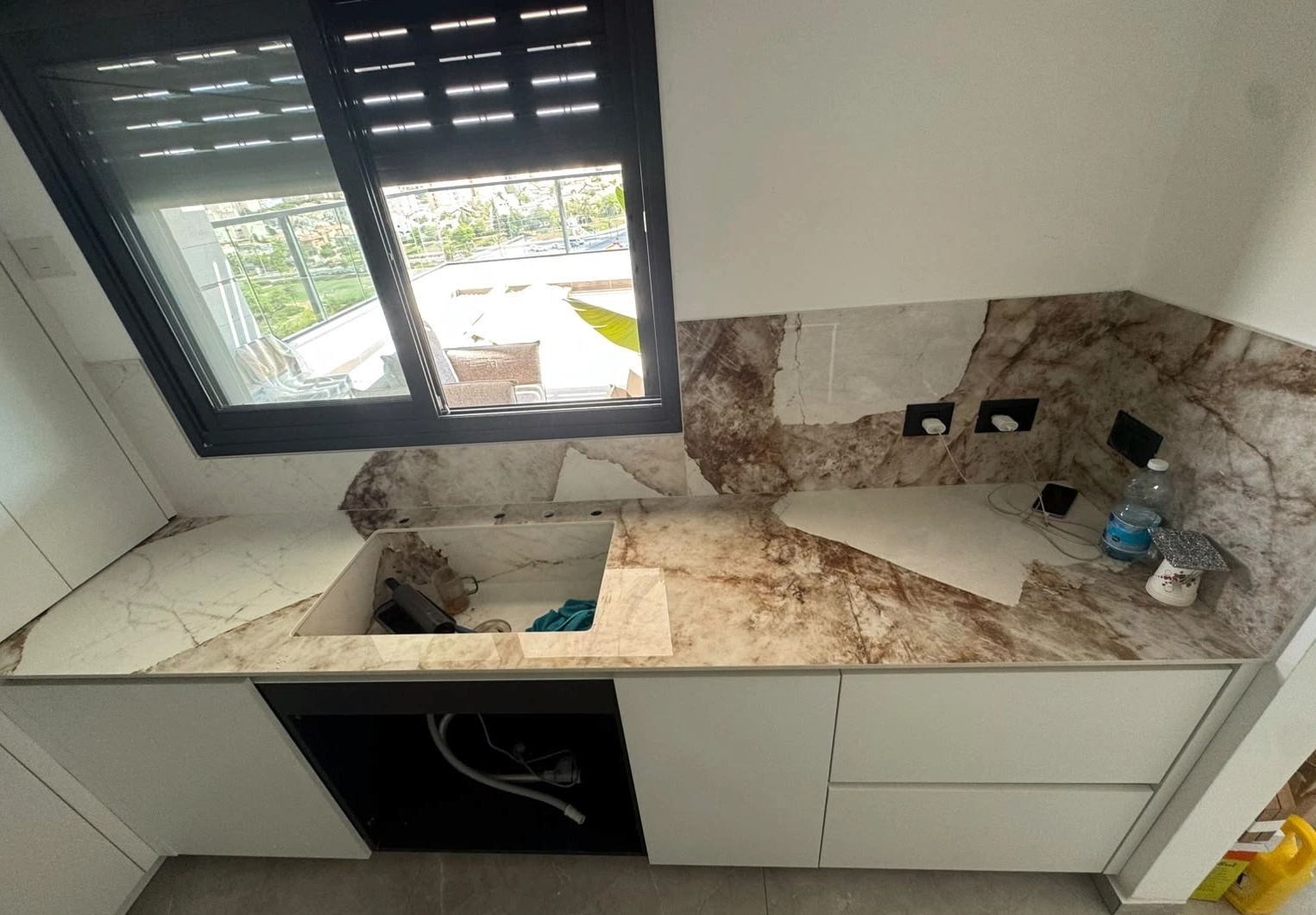 משטח Patagonia Gold 135 ASCALE מבריק באזור הכיור והחלון בבאר שבע