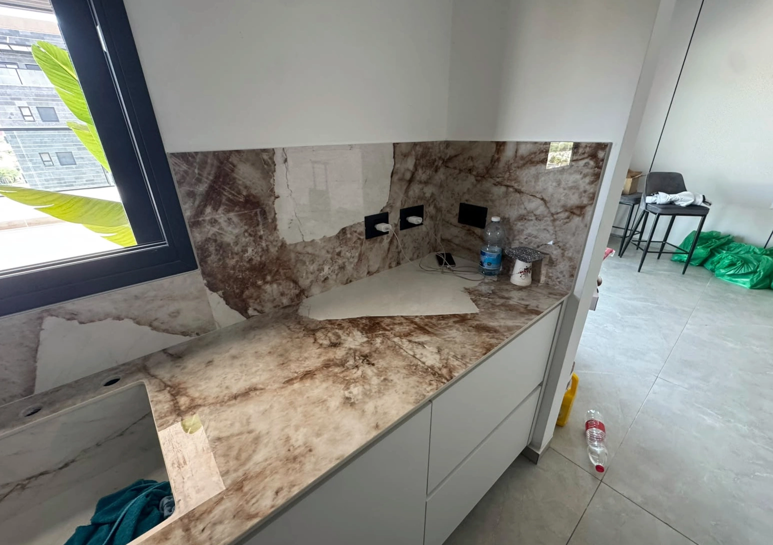 תקריב של Patagonia Gold 135 ASCALE מבריק במשטח עבודה ובחיפוי קיר