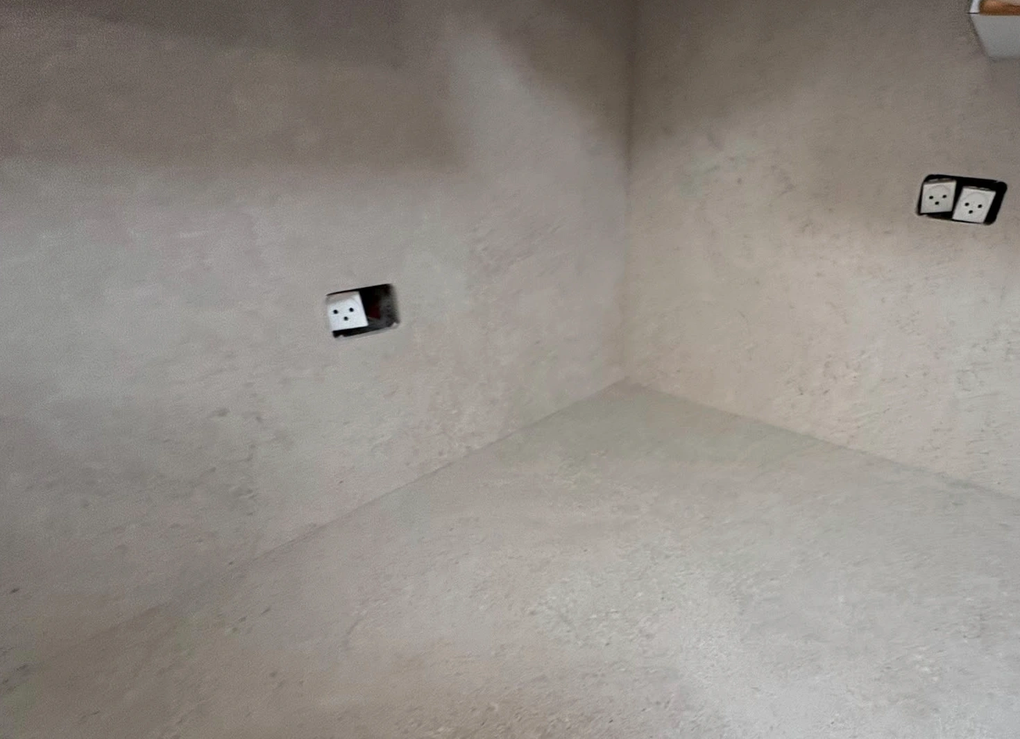 תקריב של משטח POLOSTONE Sandstone בפינת מטבח עם חיפוי קיר תואם