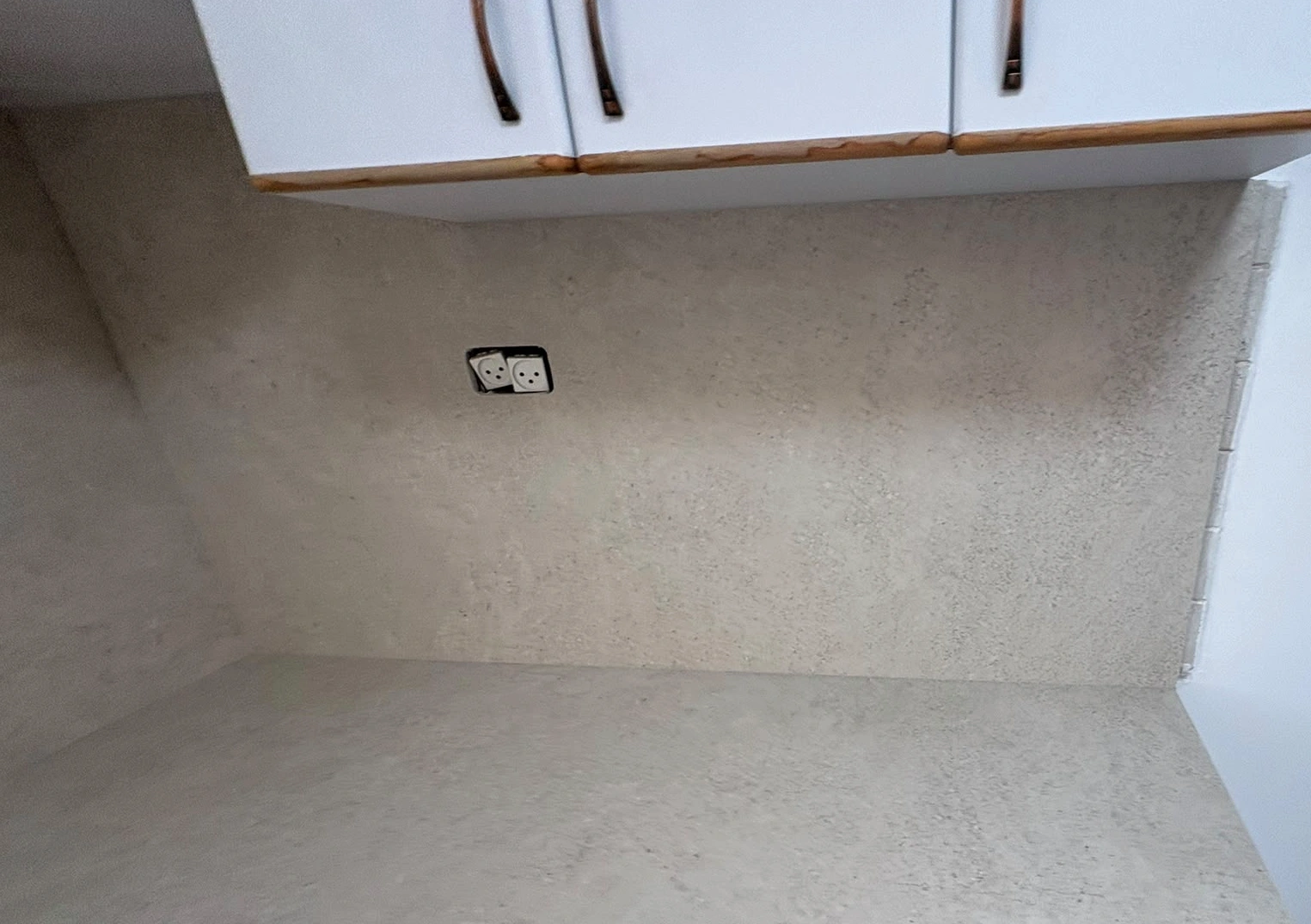 פינת משטח עבודה וחיפוי קיר POLOSTONE Sandstone במטבח