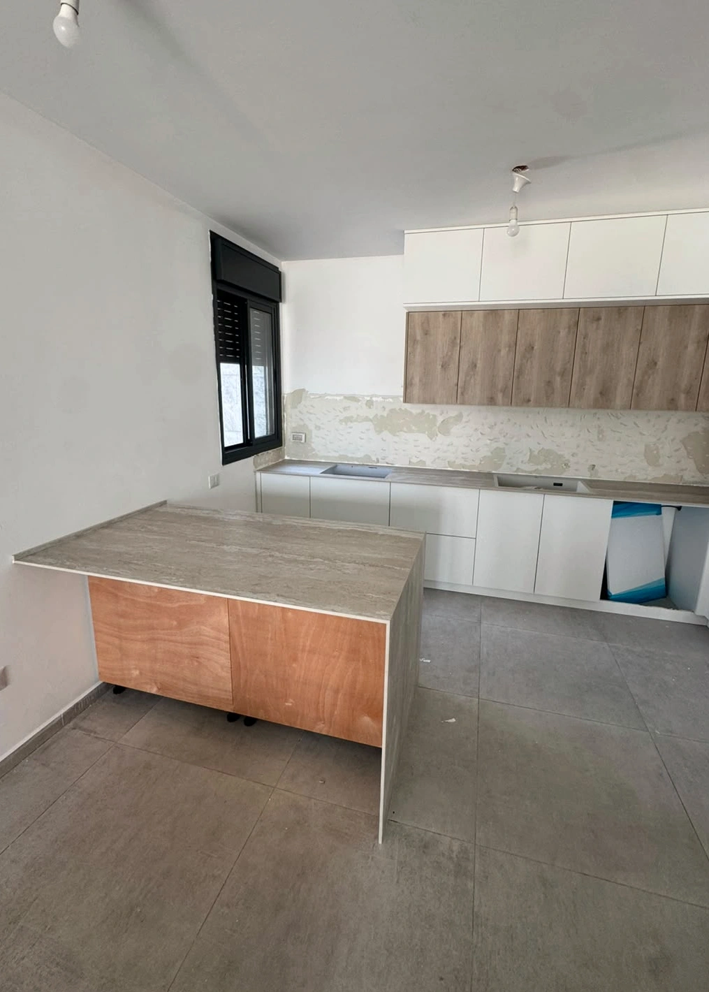 אי עם דופן יורדת בדגם TIVOLI WHITE 121 ASCALE במטבח