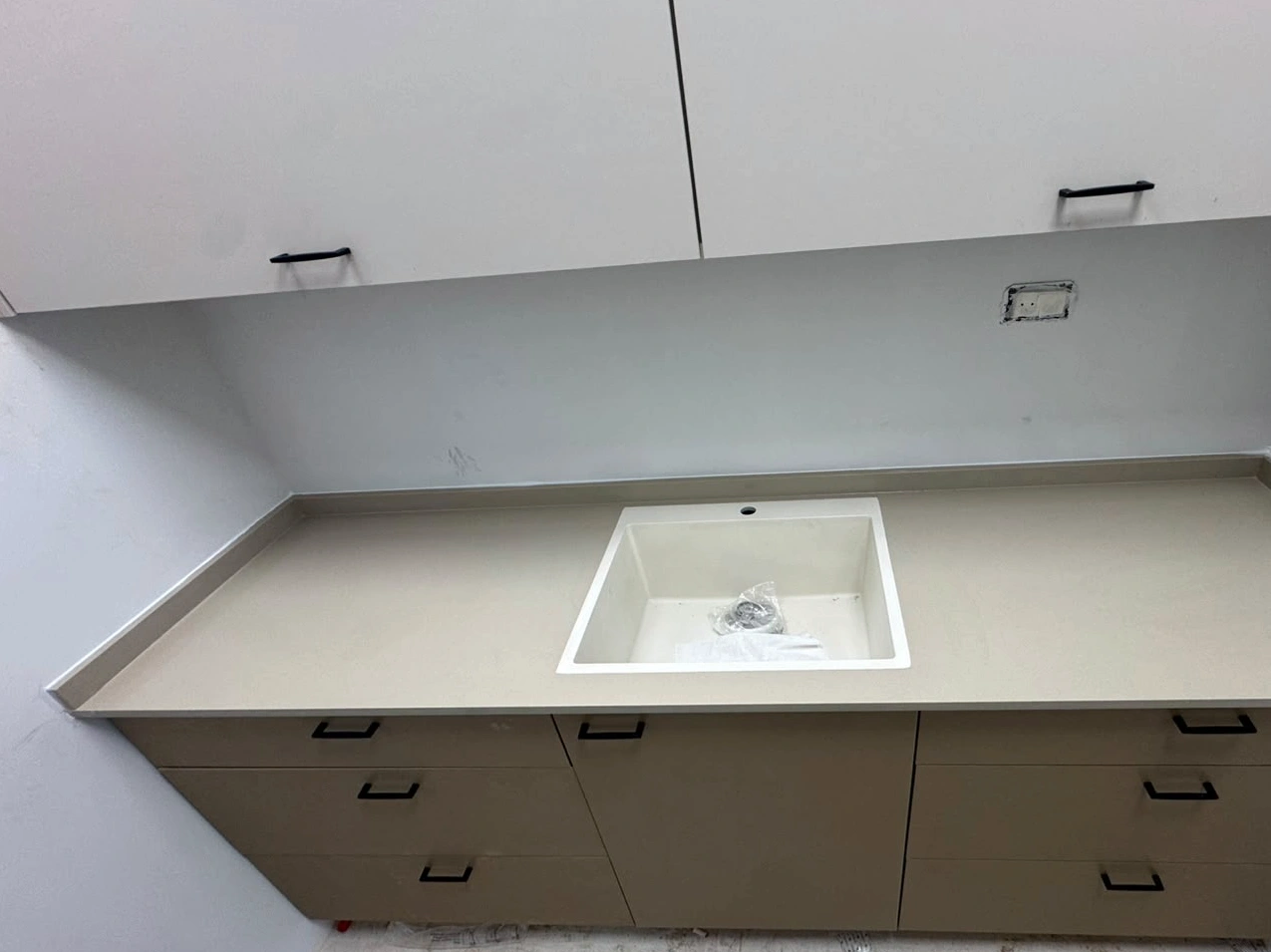 משטח אבן קיסר 2230 Linen כמשטח כיור באשדוד עם כיור לבן וגב מוגבה