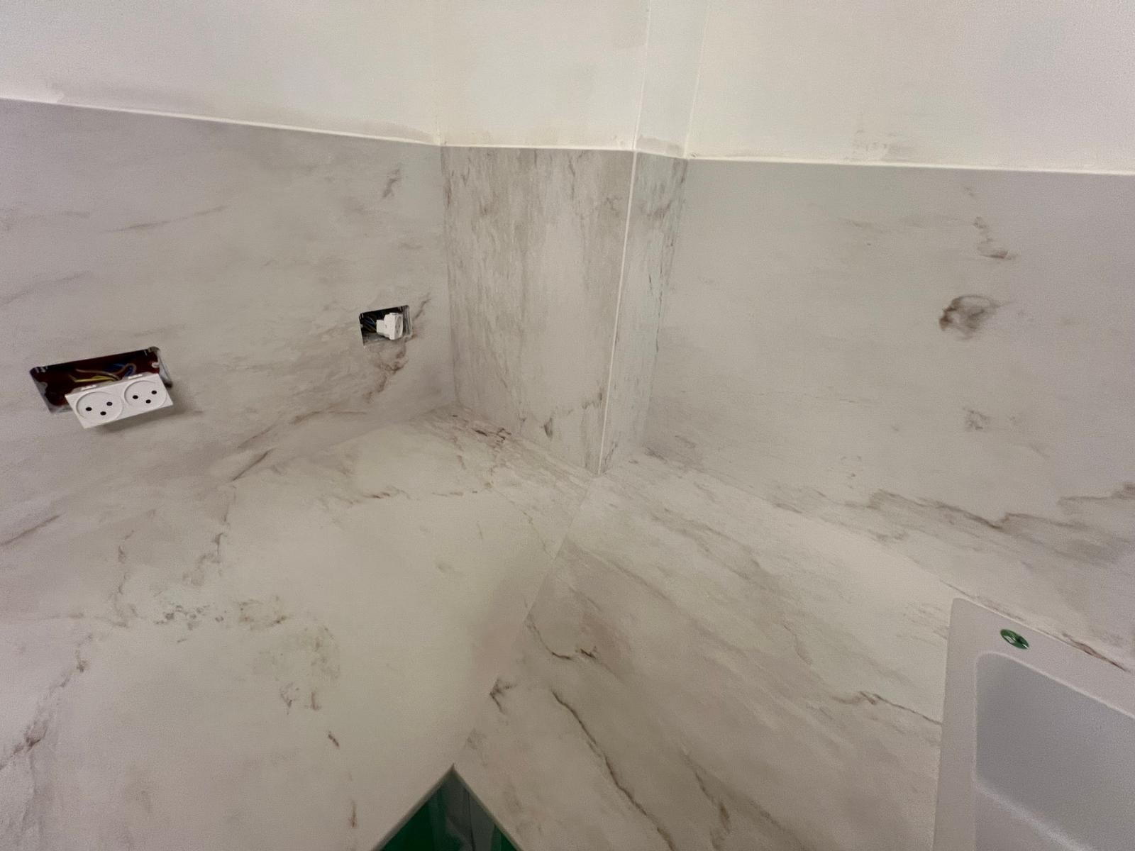 חיבור בין משטח העבודה לחיפוי הקיר באבן קיסר 903 Aisling White בראשון לציון