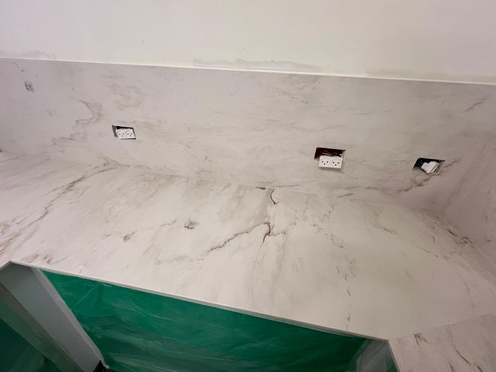 אבן קיסר 903 Aisling White על משטח עבודה וחיפוי קיר במטבח בראשון לציון