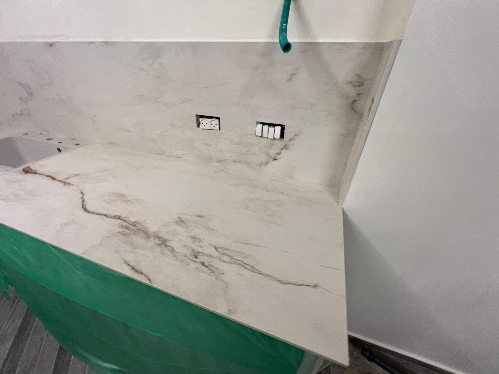 משטח אבן קיסר 903 Aisling White בראשון לציון לצד חיפוי קיר תואם