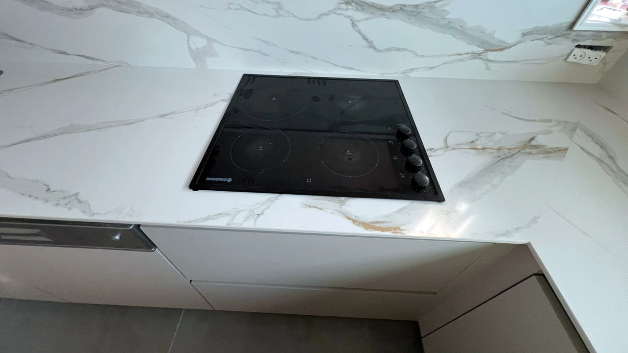 אזור כיריים עם Calacatta Oro MB06 INFINITY סאטן וחיפוי קיר תואם בתל אביב