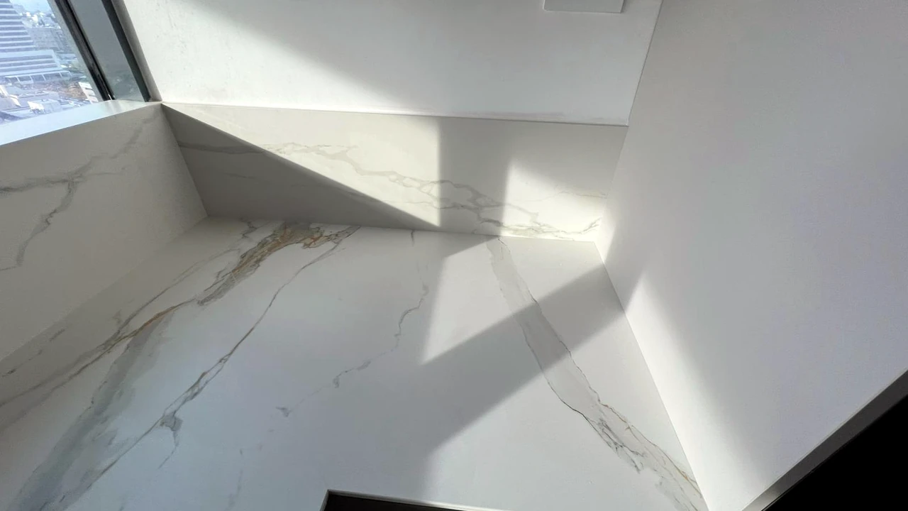 Calacatta Oro MB06 INFINITY סאטן באור טבעי ליד חלון בתל אביב