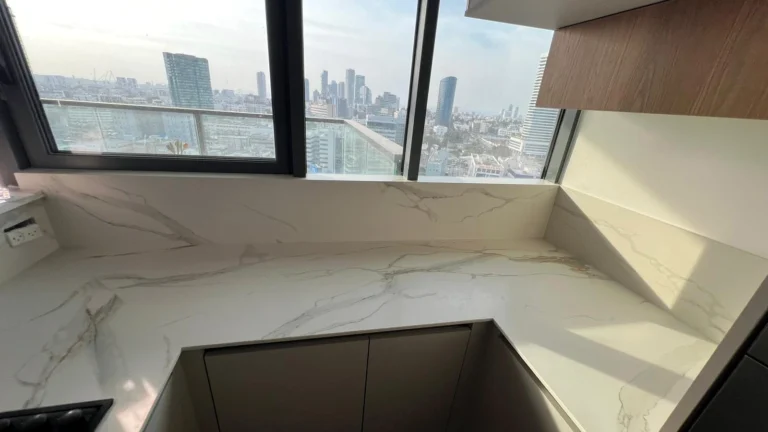 התקנת Calacatta Oro MB06 INFINITY סאטן במטבח פינתי בתל אביב