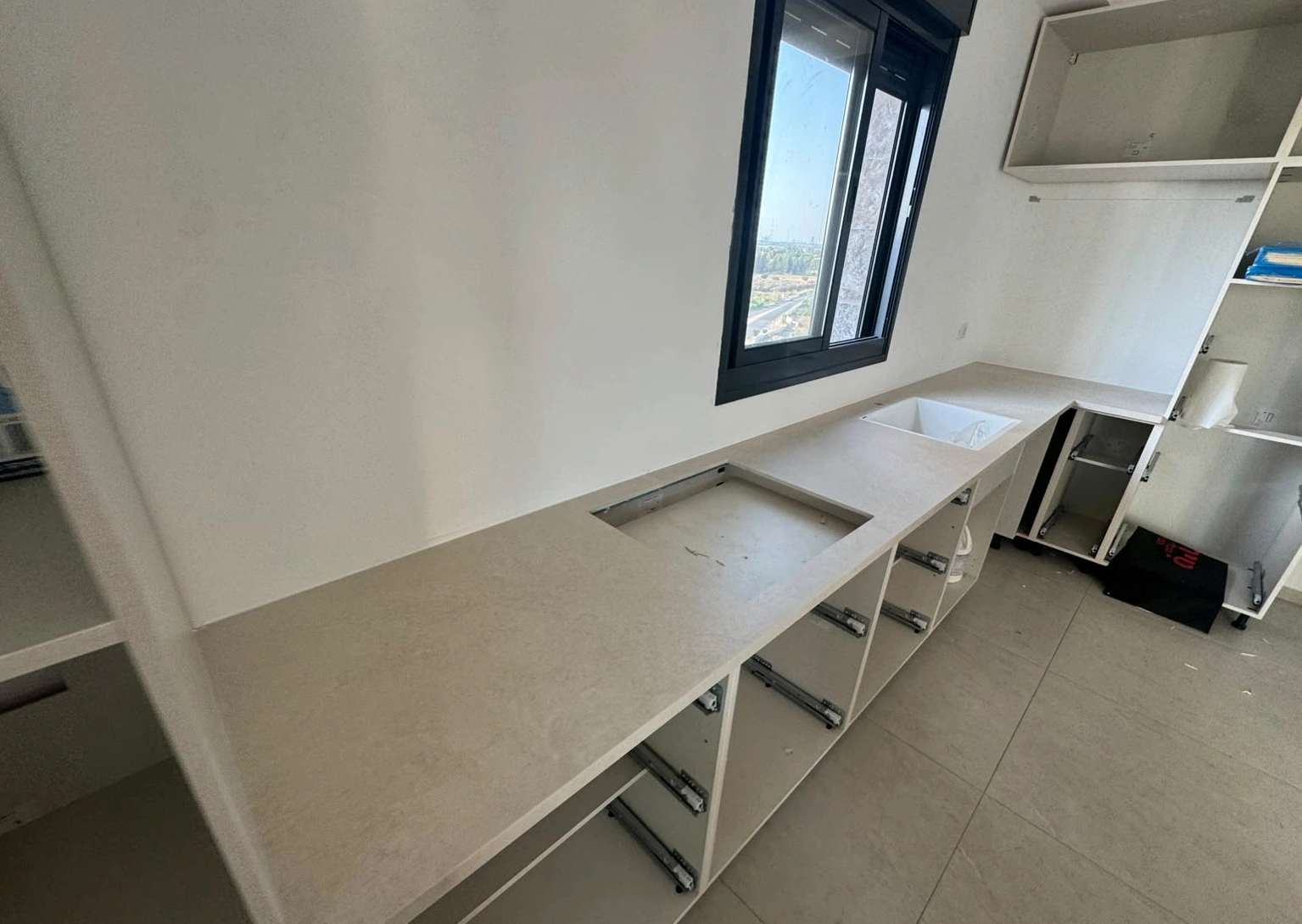 משטח עבודה פינתי ואזור חלון שחור עם אינפיניטי SE01 ביבנה