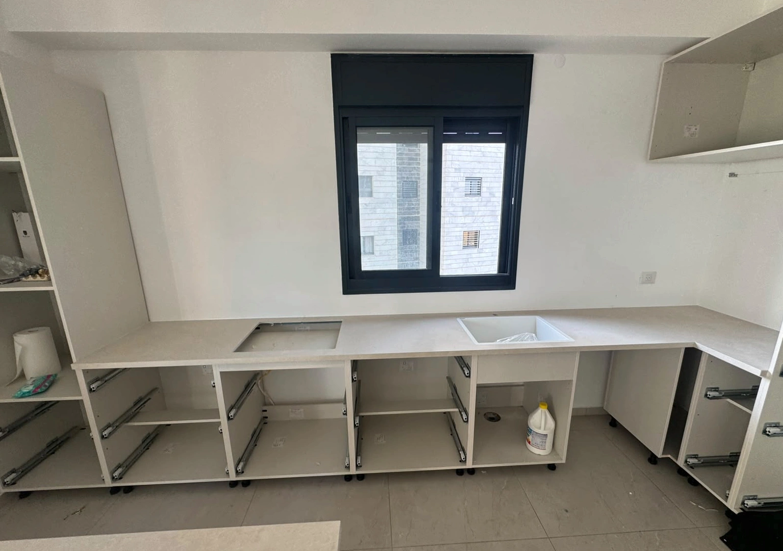 כיור לבן ופתח כיריים על המשטח המרכזי עם אינפיניטי SE01 ביבנה