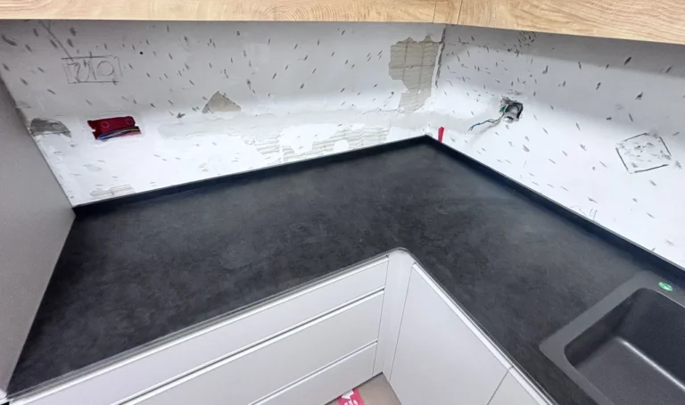 התקנת DEKTON ETER 1.2 במטבח פינתי באשקלון