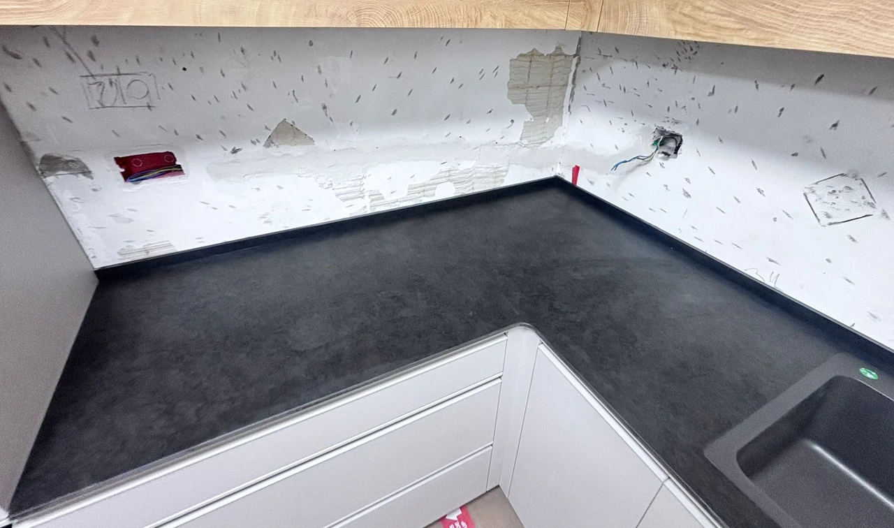 מטבח פינתי באשקלון עם משטח DEKTON ETER 1.2 בגוון כהה