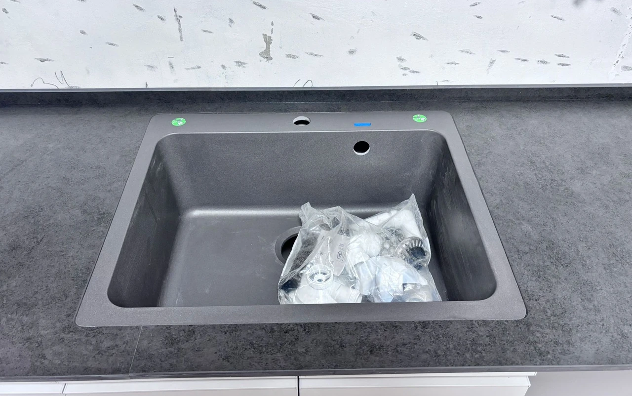 כיור אפור לצד משטח DEKTON ETER 1.2 במטבח באשקלון