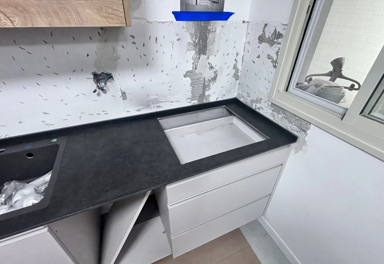 משטח DEKTON ETER 1.2 ליד חלון ובמטבח בצורת ר׳ באשקלון