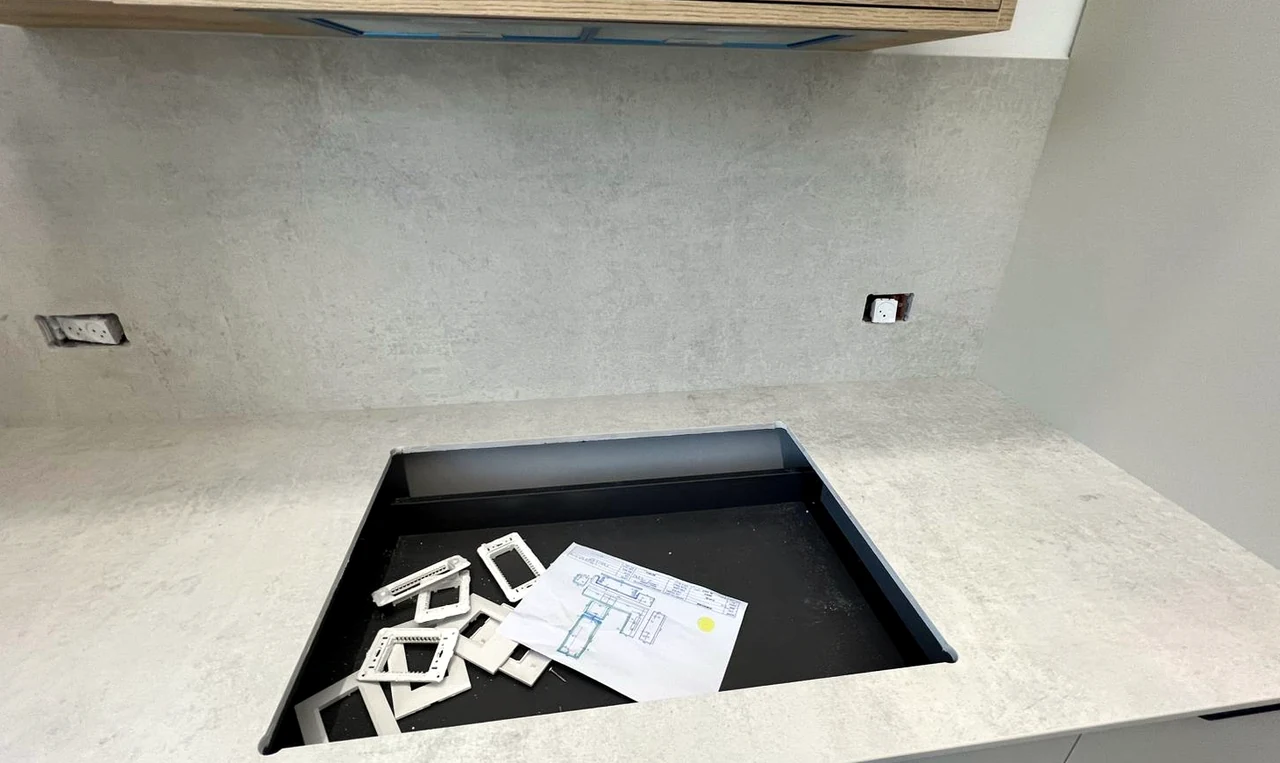 אזור הכיריים עם DEKTON LUNAR 12MM במטבח באופקים