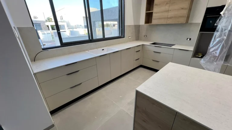 התקנת DEKTON LUNAR 12MM במטבח עם אי באופקים