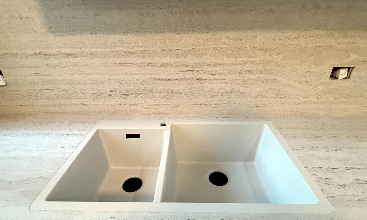 כיור כפול לבן על משטח DEKTON MARMORIO 12MM במטבח בנתיבות
