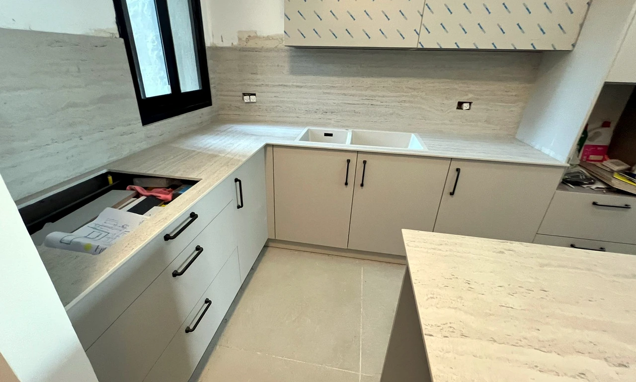 מבט זוויתי על המטבח והאי עם DEKTON MARMORIO 12MM בנתיבות