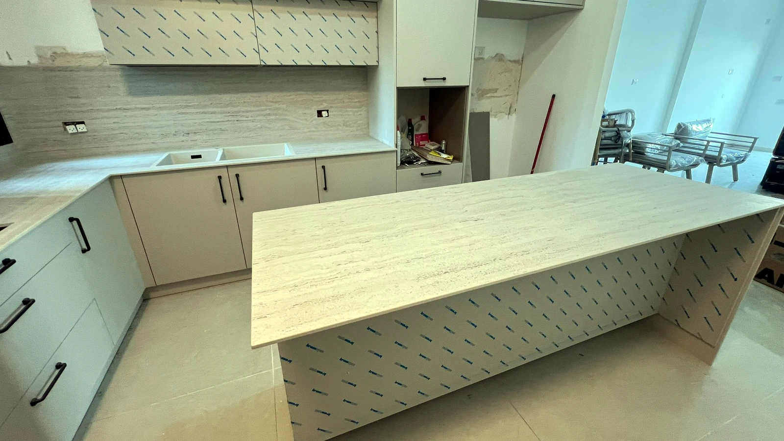 מטבח בנתיבות עם DEKTON MARMORIO 12MM, אי ארוך וחיפוי קיר תואם