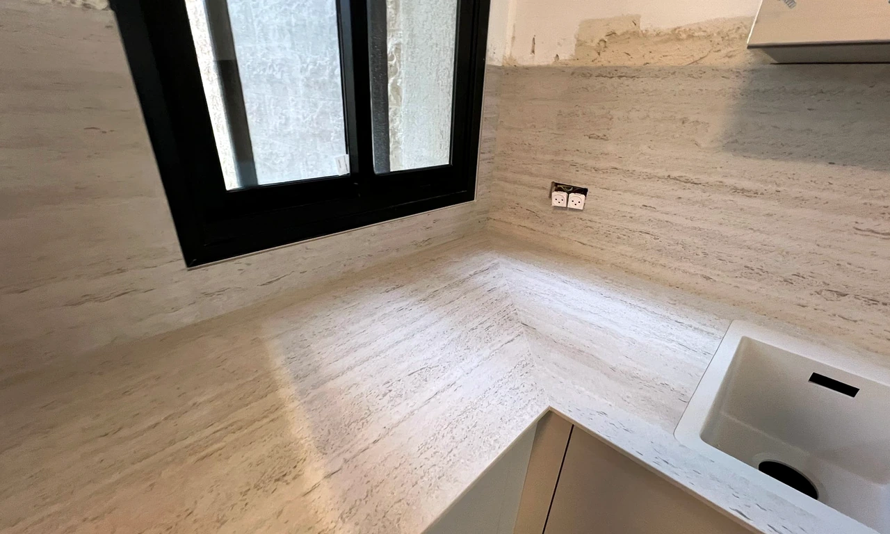 פינת החלון והחיפוי הרציף של DEKTON MARMORIO 12MM במטבח בנתיבות