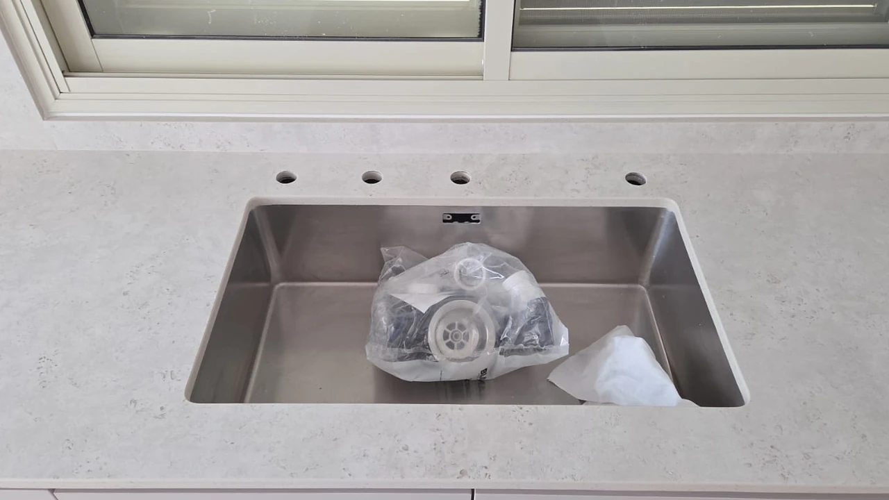 כיור בהתקנה תחתית מתחת לחלון על משטח DEKTON Tk05 Sabbia 12MM בקריית מלאכי